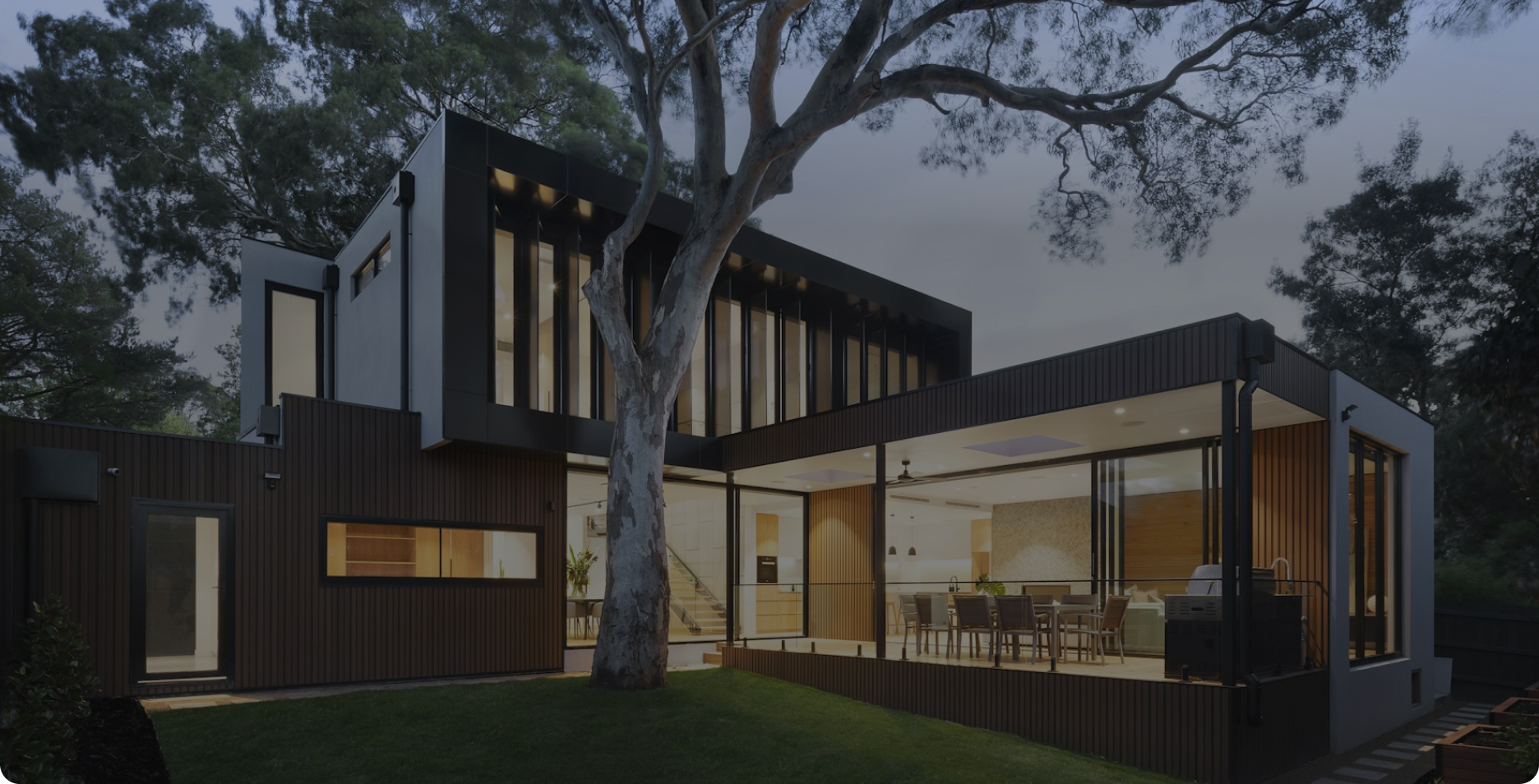 Maison contemporaine avec terrasse et baies vitrées